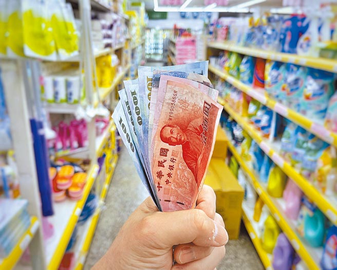 中經院20日發布經濟預測，上修2021年全年經濟成長率至約5.84%，成長模式「外熱內升溫」，而消費者物價指數（CPI）年增率達1.84%，「通貨膨脹明顯有感」。（中央社）