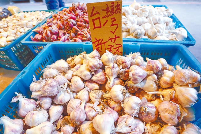 我國於2002年元月以「台灣、澎湖、金門、馬祖個別關稅領域」名義正式加入世界貿易組織（WTO），加入20年來我並未調整配額外關稅，但為進一步保護我農產，農委會昨天表示，大蒜、紅豆的配額外關稅將提高3分之1，目前已提到財政部關稅稅率委員會，行政院通過後即可上路。此為示意圖。（本報資料照片）