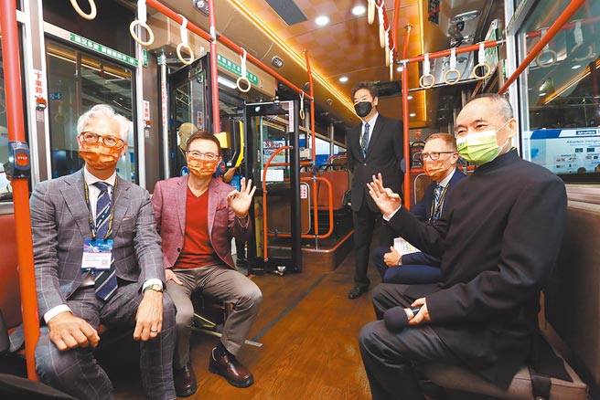 AIT副处长柯杰民（左一）、外贸协会董事长黄志芳（左二）等一起体验成运汽车电动巴士内装。（外贸协会提供）
