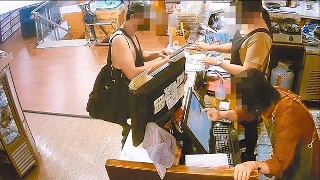 雄蔡姓男子持偽造500元面额五倍券到漫画店消费。（翻摄照片／曹明正高雄传真）
