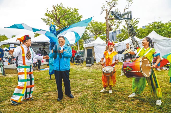 新竹县长杨文科（左二）欢迎民眾23日到东兴圳，参加有精彩活动的新竹县客家艺术节。（罗浚滨摄）