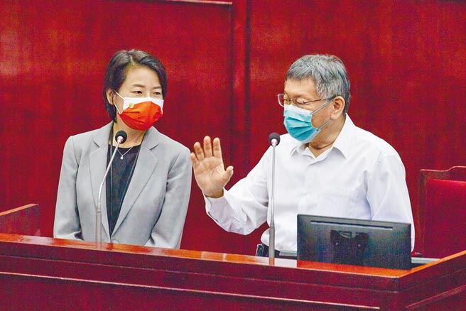 台北市长柯文哲（右）20日赴市议会报告明年度施政计画与总预算案财源及编制经过与询答，有议员询问柯是否支持黄珊珊（左）参选市长，柯坚定表示「肯定会」。（郭吉铨摄）