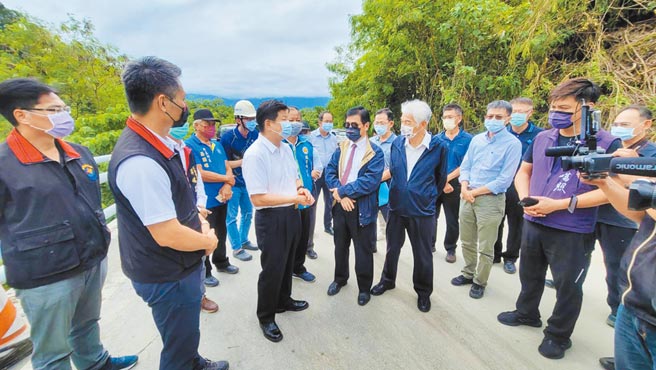 無黨籍立委傅崐萁（左前二）20日邀集交通部次長祁文中（左前三）、公路總局長許鉦漳（左前四）、縣府建設處長鄧子榆（左前依）等人，前往瑞港公路2.7K處進行會勘，了解升級成縣道修建的可能性。（民眾提供／羅亦晽花蓮傳真）