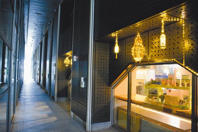 海科馆与瑞芳瓶灯结合，将原为海沟的巷弄点亮，成为新的打卡景点。（国立海洋科技博物馆提供／陈彩玲基隆传真）