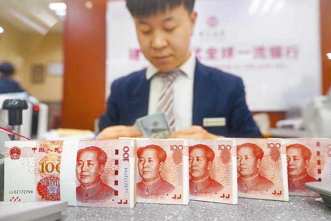 美国财政部副部长艾迪波（Wally Adeyemo）19日表示，美国不会允许中国及其他任何国家不公平地利用其货币匯率来推动出口。图为山西省太原市一银行工作人员清点货币。（中新社）