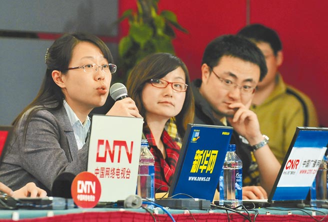 大陆20日公布「网路新闻稿源名单」，要求新闻网站转载新闻时，必须依据包括大陆中央媒体在内的最新名单，若超出范围将开罚。图为新华网等媒体，在先前全国人大会议上採访。（新华社）