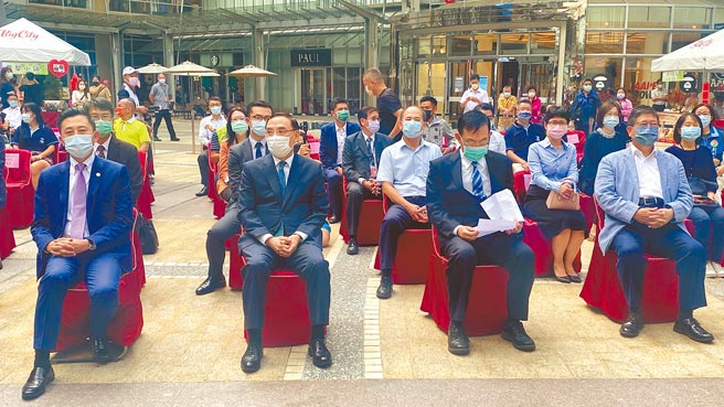 新竹市長林智堅（左一）拋出大新竹合併倡議後，20日與新竹縣長楊文科（右一）首次同台參加活動，但2人幾乎零互動，且主辦單位特別將2人的座位隔開。（陳育賢攝）