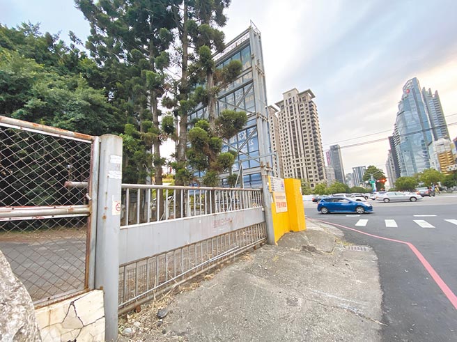 台中市台湾大道与惠中路口的文高17用地，因兴建第2办公室高达65亿，目前没有迫切需要，将在年底先盖停车场。（卢金足摄）