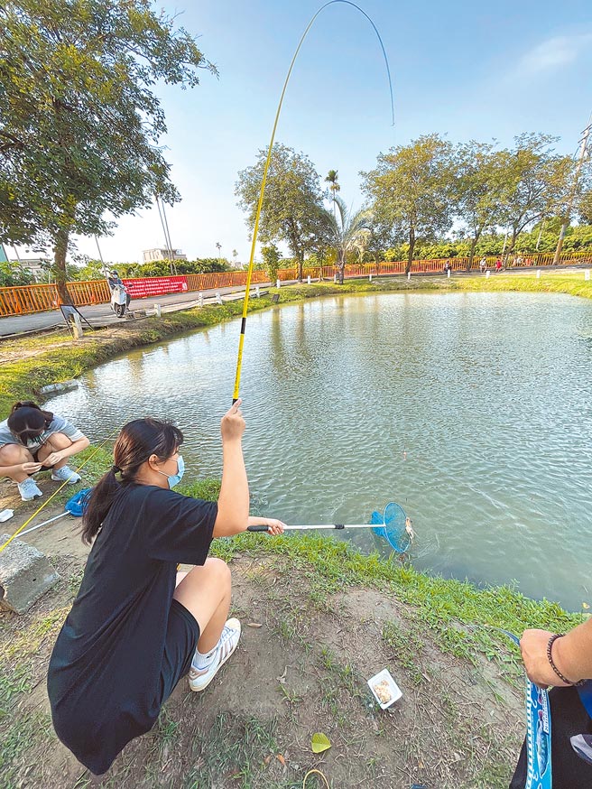 首次接触钓鱼的高中生皆轻松「中鱼」。（宝熊渔乐码头提供／王文吉台中传真）