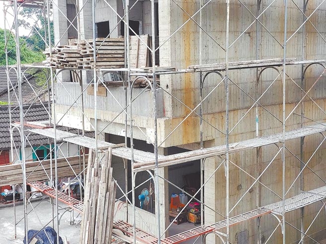 雲林縣政府建設處審核速度緩慢、流程冗長，申請建築執照、使用執照動輒要7、8個月，「雲林縣建築管理自治條例」，增修第41條文，委託建築師公會或專業技術團隊協助辦理。（周麗蘭攝）