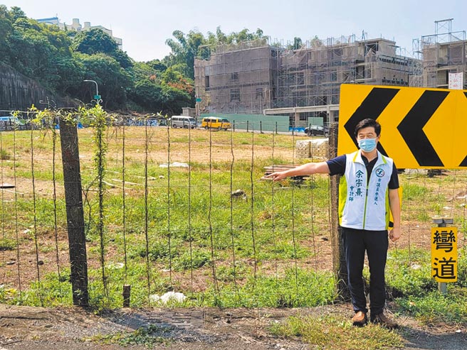 民進黨正國會在高雄首度推薦的巿議員參選人余宗熹因掛在小港的選舉布條不翼，讓他感受到被打壓。（余宗熹提供／曹明正高雄傳真）