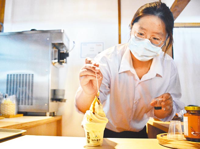 屏东酱油品牌豆油伯于胜利星村开设概念馆，推出吸睛酱油冰淇淋。（林和生摄）