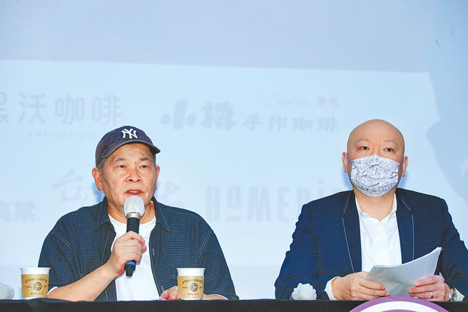 澎恰恰（左）昨在友人林秉文陪同下，第3度召开记者会。（罗永铭摄）