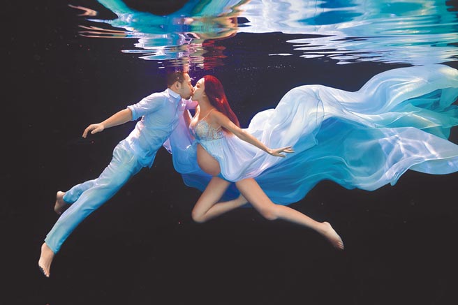 李宓挺8個月孕肚，下水拍攝唯美寫真。（凱瑟琳婚紗攝影／Bella手作禮服／凡登男仕西服提供）