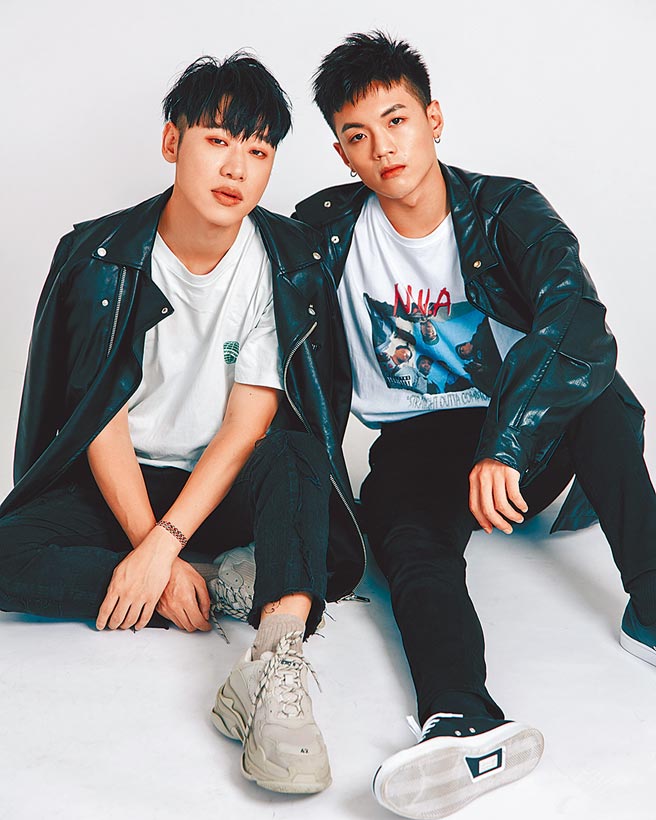 龚言修（右）宣布加入小赖成立的日向创意公司。（日向创意提供）