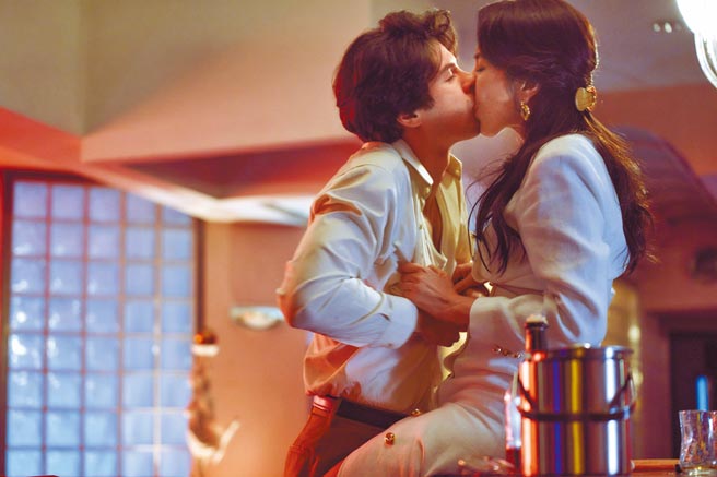 凤小岳（左）和杨谨华剧中有激吻戏。（Netflix、百聿数码提供）