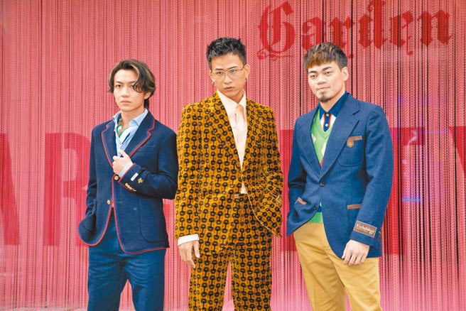 茄子蛋的阿德（左）身穿GUCCI深蓝色棉质布西装外套8万7000元、蓝色棉质衬衫价格店洽、深蓝色九分裤2万8500元、马衔炼真丝围巾1万7100元；阿斌（中）穿咖啡马衔炼外套10万8500元、咖啡马衔炼长裤4万8000元、粉色衬衫2万3500元；阿任（右）穿深蓝西装外套9万3500元、白色Polo衫2万1000元、绿色V领背心3万1500元、棉质九分裤2万8500元。（石智中摄）