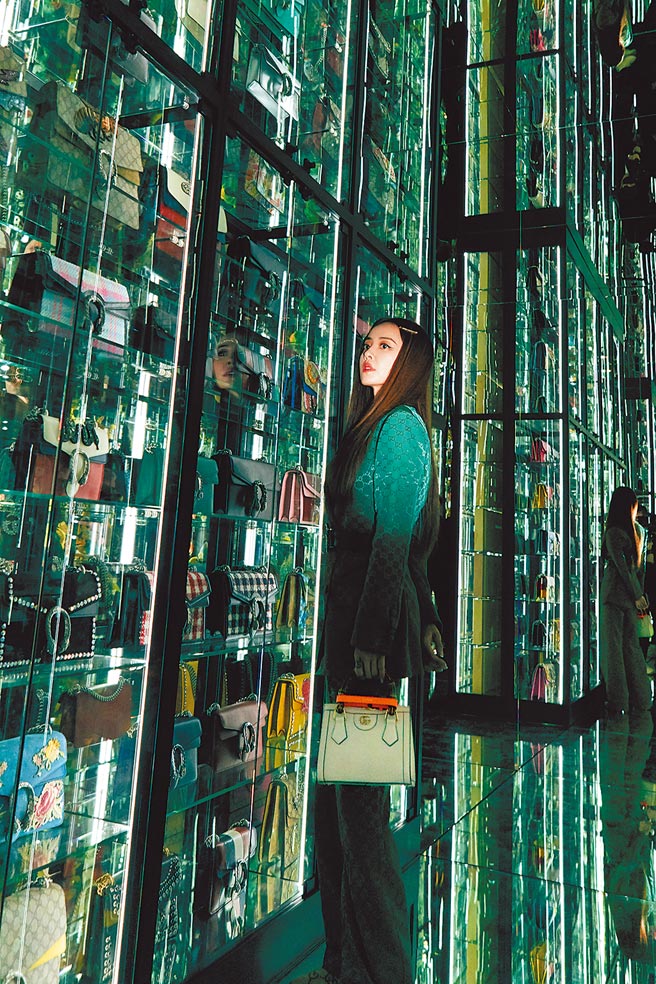 蔡依林身穿GUCCI墨绿GG缇花西装外套10万8700元、墨绿GG缇花西装裤4万8500元、银色项炼3万3700元、水钻髮夹1万1300元、GUCCI Diana白色皮革包，9万5000元。（GUCCI提供）