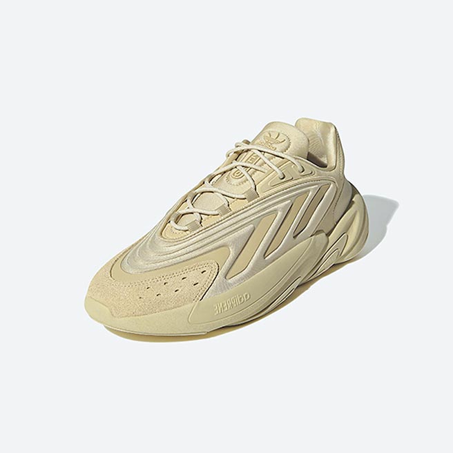 新光三越台北信义新天地adidas Originals OZELA男鞋，原价3890元、8折特价3112元。（新光三越提供）