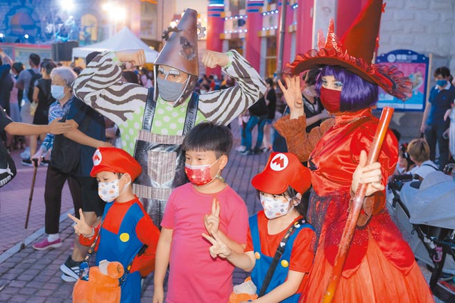 义大游乐世界外籍舞者与游客一同以万圣装扮合影。（义大游乐世界提供）