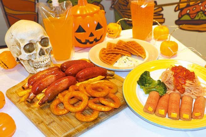 丽宝「乐园双人万圣节飨宴」套票中，除了有乐园门票，也可品尝骷髅人体餐、手指义大利麵及血浆饮料。（丽宝乐园渡假区提供）