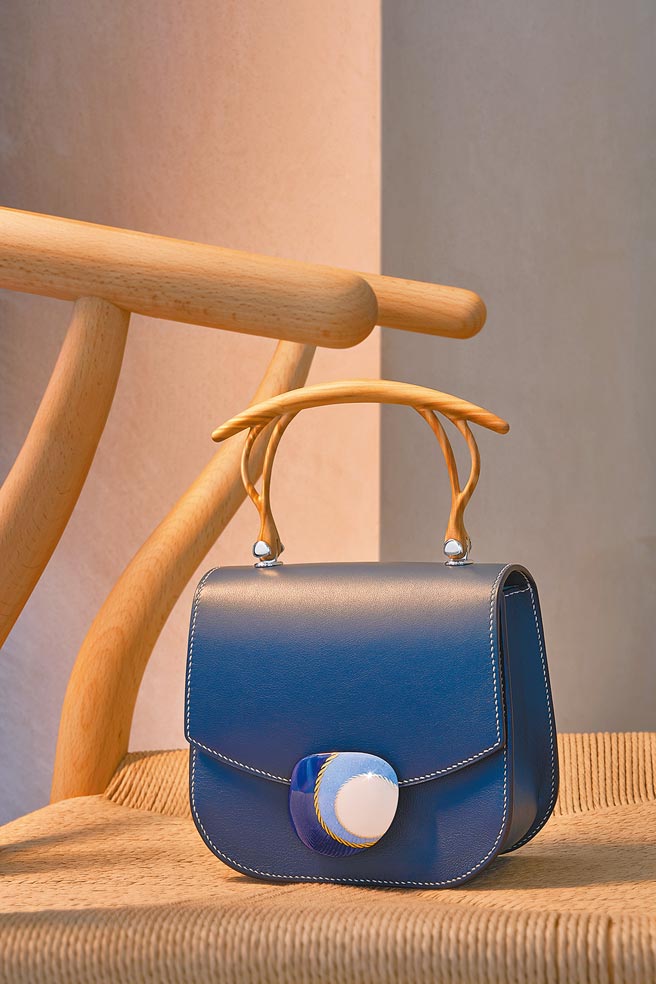 BELLAVITA SAUVEREIGN的APHRODITE MM小牛皮革包款，搭配Sixty-Six Marmorino「传世」金箔扣，26万5600元起。（BELLAVITA提供）