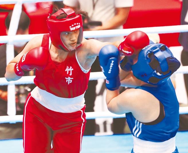 全运会拳击女子组75公斤级决赛，「抗癌女拳王」陈念琴（左）与对手缠斗至第3回合，裁判判定技术击倒，夺下2连霸。（陈怡诚摄）
