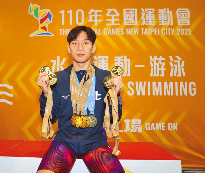 「台湾蝶王」王冠闳展示本届全运所斩获的8金2银奖牌。（110全国运动会提供）