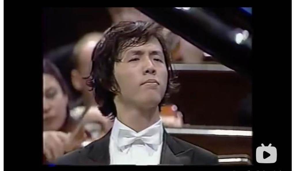 李雲迪在2000年的18歲那年獲得第14屆蕭邦國際鋼琴大賽金獎，是首位獲得此一殊榮的中國鋼琴家，也是這項國際最頂尖音樂賽事歷史上最年輕的獲獎者。圖為李雲迪2000年獲獎賽事演出的神情。（圖／網路）