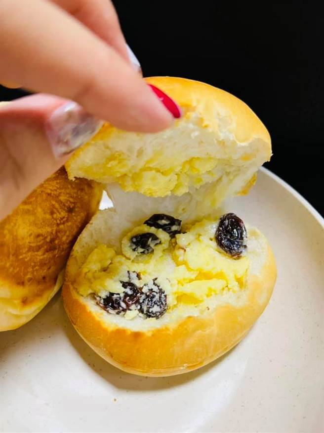 女网友表示，先将餐包切开，抹上葡萄乾奶酥抹酱后烤一下，就是超级美味的料理。(图／Costco好市多 商品经验老实说)