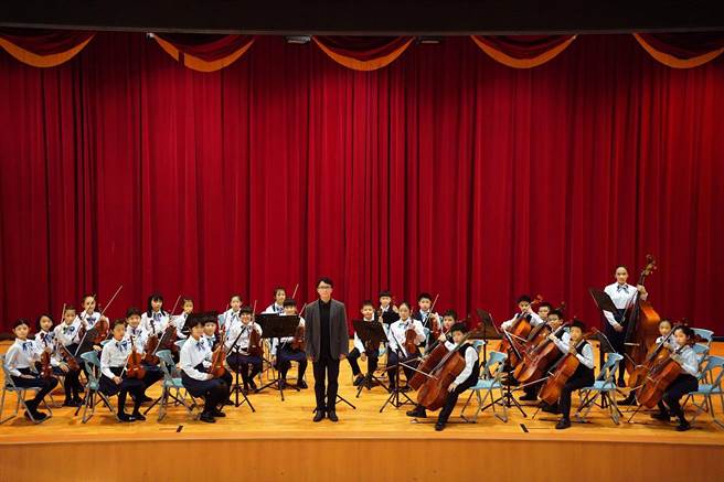 彰化县湖北国小管弦乐团成军迈入第十年，校内校外演出经验丰富。本月30日晚间将首度在员林演艺厅公演，「悸动时刻」初试啼声音乐会，带来许多经典曲目演出。（校方提供／谢琼云彰化传真）