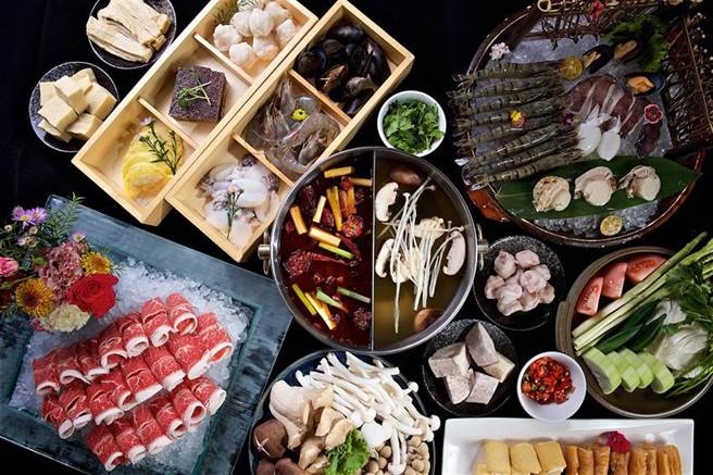 礁溪长荣凤凰酒店线上旅展10月25日起开卖，今年首度推出「烟波亭火锅餐券」，只要1,388元即可享双人川味火锅吃到饱。图／礁溪长荣凤凰酒店