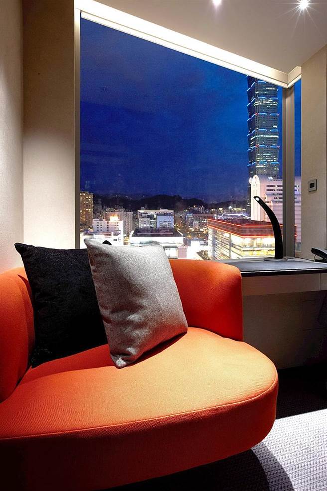 寒舍艾麗酒店煙火房型直接面對台北101大樓，在客房內即可近距離近賞跨年煙火。圖／寒舍艾麗酒店