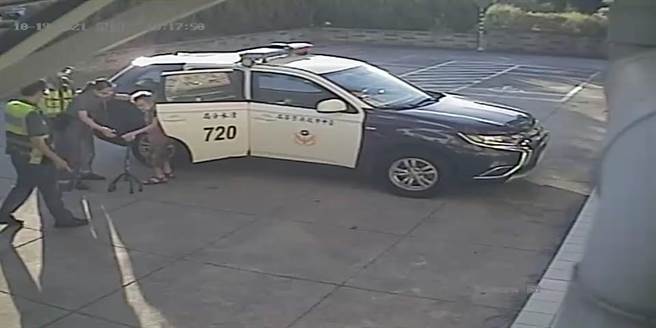 警方将杨老太太载返派出所休息。（清水警分局提供／陈淑娥台中传真）