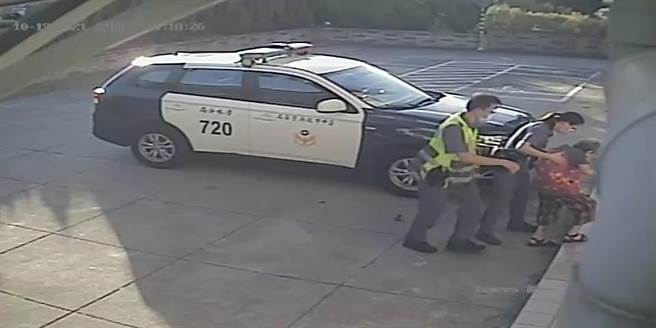 警方将杨老太太载返派出所休息。（清水警分局提供／陈淑娥台中传真）
