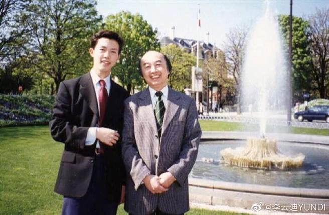 李云迪从小向恩师但昭义拜师学艺练习钢琴。（图／翻摄自李云迪YUNDI微博）