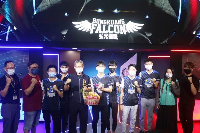 弘光猎鹰电竞校队代表台中市，夺全运会电竞团体赛金牌，，运动局长李昱睿(左四)赛前到选手中心勉励。（陈淑娥摄）