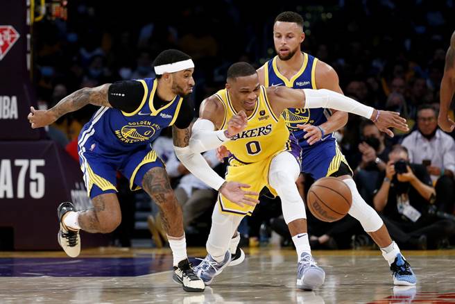 韦斯布鲁克(中)在湖人开幕战表现相当低迷。(美联社资料照)