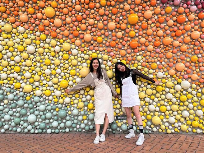 鶯歌陶瓷博物館以陶土安定的力量，發起許願牆計畫，打造出全台唯一擁有2萬顆彩虹陶球的限定絕美打卡新亮點「許願糖果牆」。（鶯歌陶瓷博物館提供）