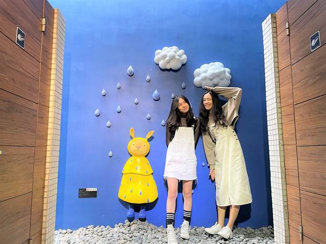 鶯歌陶瓷博物館歷經1年的時間打造出「遠得要命藝術廁所」，內頭猶如充滿了驚喜和逗趣感的小型美術館，在廁所也能輕鬆漫遊藝術世界。（鶯歌陶瓷博物館提供）