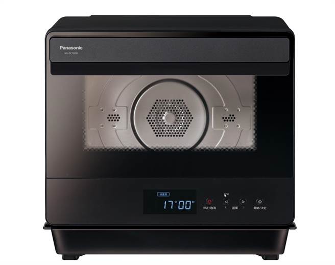 Panasonic蒸氣烘烤爐 NU-SC180B，擁有蒸、烤、煎、炸、烘、燉 6大功能，還有18項自動食譜、6項自動清潔模式，使用起來更方便。（Panasonic提供）