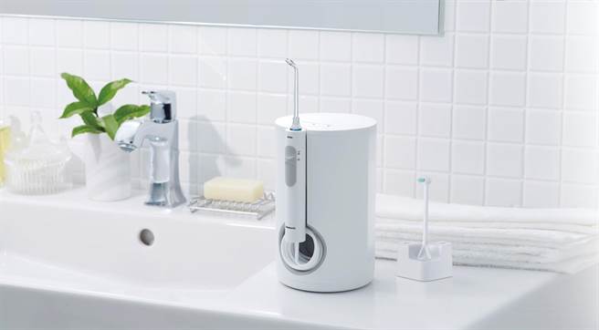 Panasonic今年也推出了超音波沖牙機，搭載了業界獨家超音波水流技術，更增加了全新矯正噴嘴；12月31日前買指定機種回函即送日本製音波電動牙刷。（Panasonic提供）