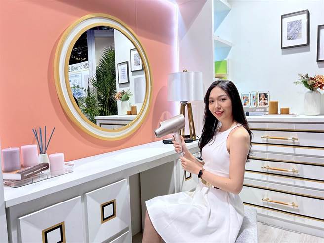 Panasonic全新極潤奈米水離子吹風機EH-NA0E，擁有提升1800%奈米水離子產生量、訴求讓頭髮滋潤度提升1.9倍功能。（石欣蒨攝）