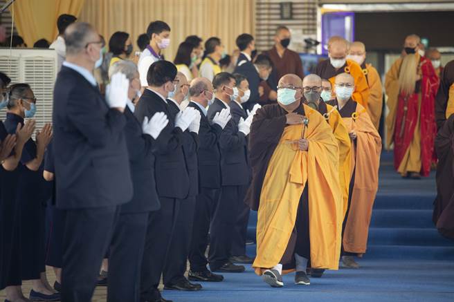 高雄盐埕区城中城大楼火警死伤惨重，高市府22日在第一殡仪馆景行厅为46名罹难者举办联合告别式，场面肃穆庄严。（袁庭尧摄）