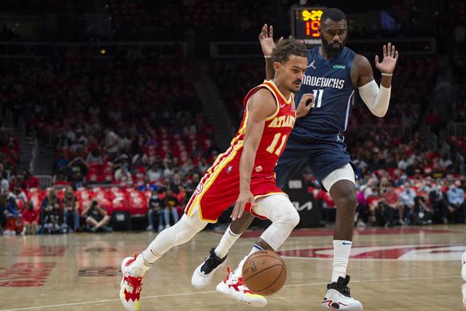 老鹰后卫崔杨(左)试图运球闪过独行侠后卫小哈达威。(美联社)