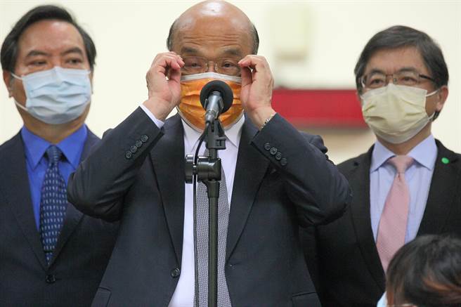 民進黨前主席施明德指當年美麗島事件，辯護律師幾乎都是特務，美麗島辯護律師出身的行政院長蘇貞昌（中）22日在立院院會前表示，「我一生坦蕩，備受檢驗、可受公評」。（張鎧乙攝）