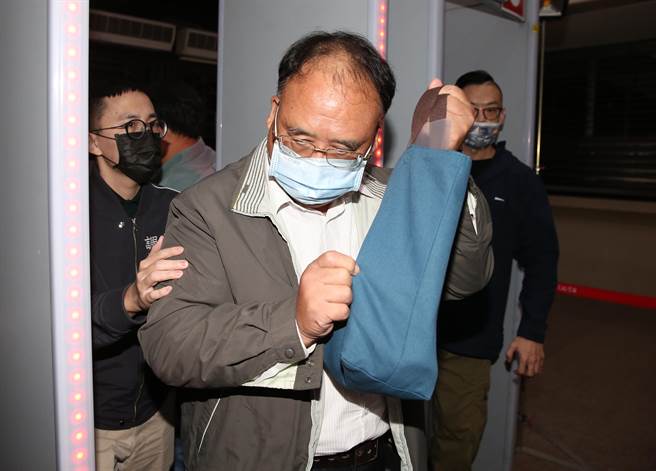 检调侦办国防部2015年「生物侦检车」採购弊案，21日晚间将冠宇国际电讯负责人陈铭宏（中）移送台北地检署。（姚志平摄）