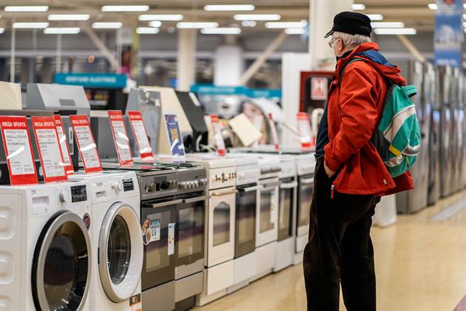 坚持6千五倍券可买洗衣机，爸爸去卖场一看惊呼怎么那么贵。（图／shutterstock）