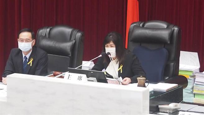 10月22日是城中城罹難者公祭，高雄巿議會特別別上黃絲帶。（曹明正攝）