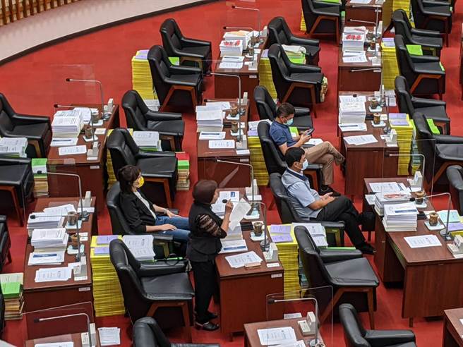 高雄巿議會國民黨團提出權宜問題。（曹明正攝）